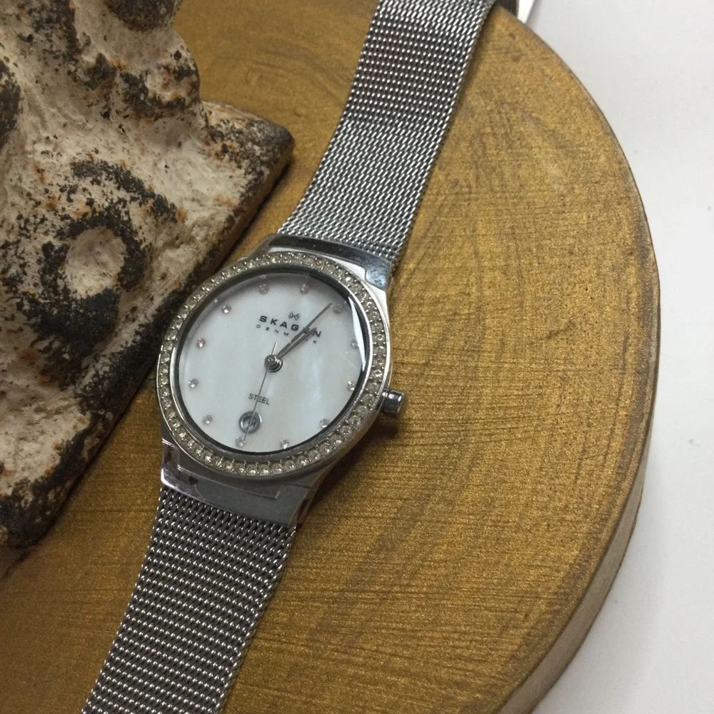 SKAGEN WOMENS GLITZ MOTHER OF PEARL DIAL WATCH EUC